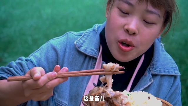 自家地裡拔萵筍，買3根豬蹄子配著吃，軟爛脫骨，秋妹直接大口啃，安逸！ 【顏美食】 смотреть онлайн
