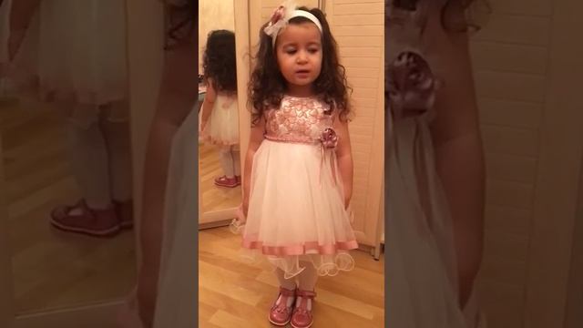 Девочка рассказывает сказку про Серого волка и семеро козлят. смотреть онлайн