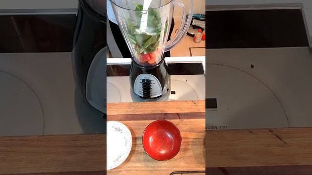 Strawberry Banana Spinach smoothie : 287 calories 45 g carbs смотреть онлайн