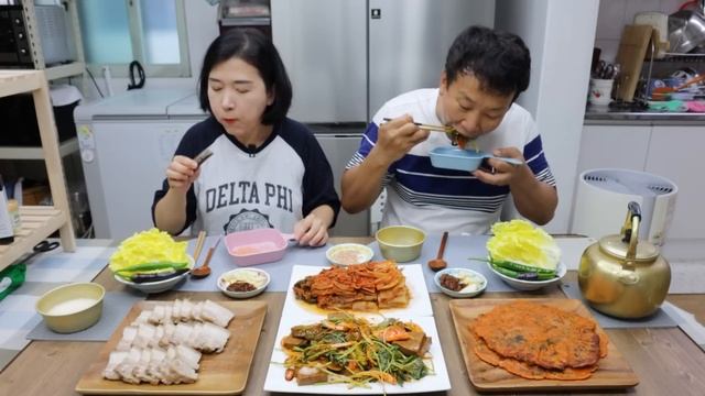 막걸리 수육,도토리묵 무침,김치전에 너무나도 시원한 얼음 막걸리 먹방 Suyuk,dotorimuk muchim,Kimchijeon and Makgeolli Mukbang смотреть онлайн