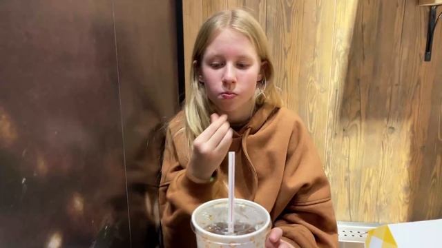 Парадеевич достает сестру на протяжение всего стрима! смотреть онлайн