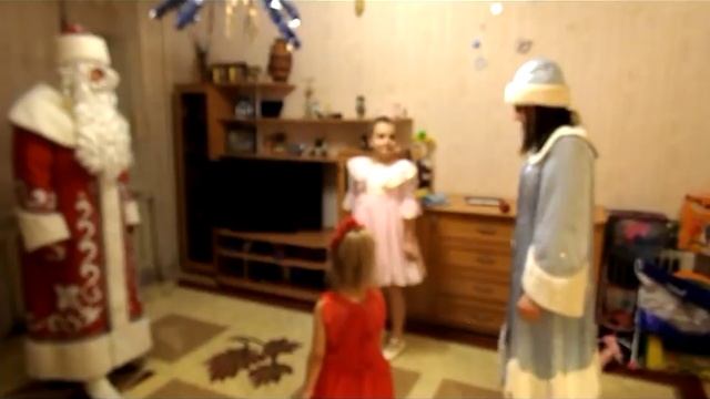 Дед мороз и Снегурочка зашли в гости к детям / Подарки от деда мороза смотреть онлайн