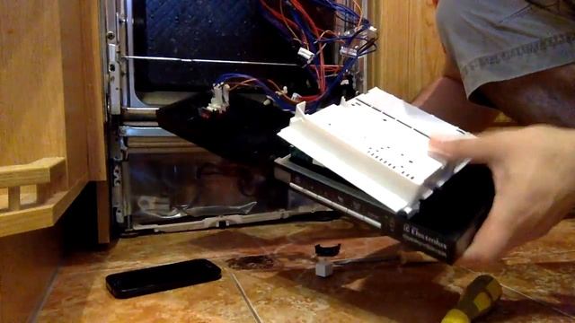 Ремонт посудомоечной машины Electrolux. Код ошибки i60. Замена реле. смотреть онлайн