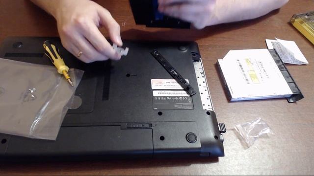 Установка жесткого диска на место CD ROM в ноутбуке смотреть онлайн