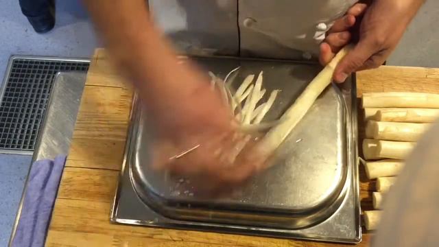 Peeling White Asparagus