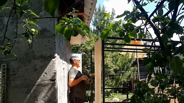 БЕСЕДКА ИЗ ПРОФИЛЬНОЙ ТРУБЫ. День 6-й/ Обшиваю заднюю стенку OSB смотреть онлайн