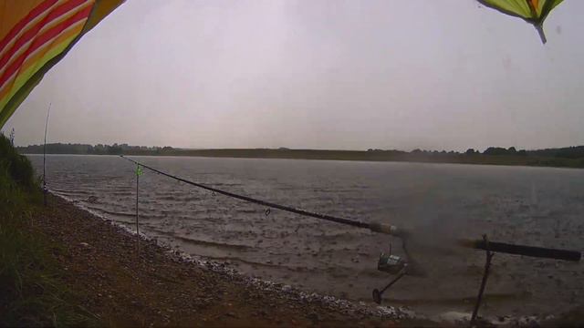 Простые донки днём на леща. Гроза. Клёв. Первое видео. смотреть онлайн