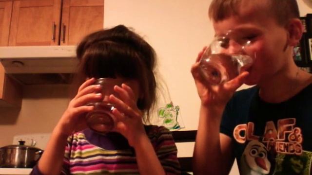 Челенж кто быстрее выпьет стакан воды смотреть онлайн