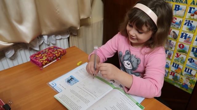 VLOG // Как она делает это?! // ЛЕВША ИЛИ ПРАВША? // Выполняет домашнее задание. смотреть онлайн