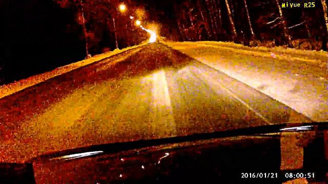 Дурак проезжает перекресток ранним утром в Красном Бору. смотреть онлайн