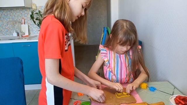 печём имбирное печенье ,задание от Деда Мороза! Ксюля--красотуля и Лисичка-сестричка. смотреть онлайн