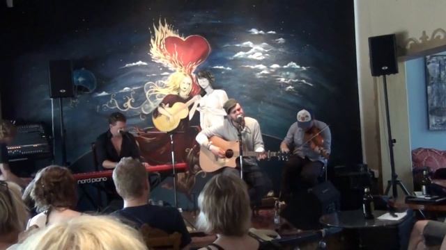 STIKO PER LARSSON "Vildmarken" (Live @ Cafe Peace & Love Borlänge, 3 Juli 2010) смотреть онлайн