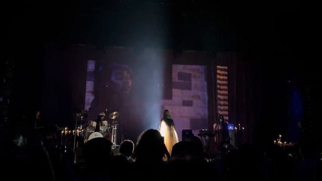 Weyes Blood - God Turn Me Into A Flower (Live at The Forum, Melbourne, 2023) смотреть онлайн