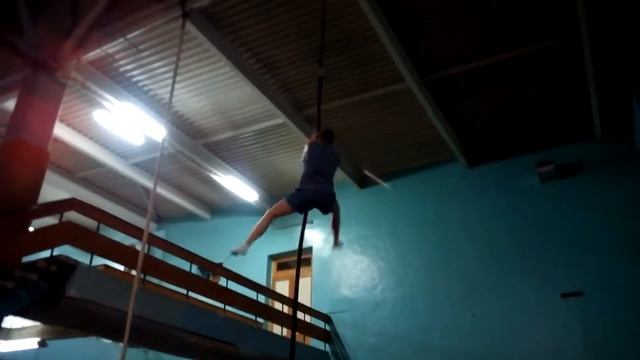 Лаз по канату с помощью одних только рук смотреть онлайн