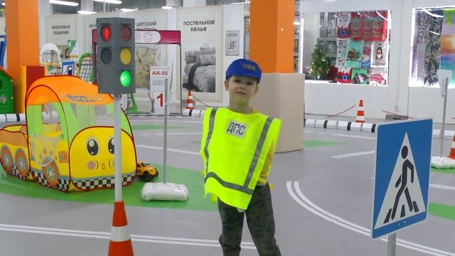 Макс катается на машине для детей - Max Pretend Play with Ride On Cars Toy смотреть онлайн