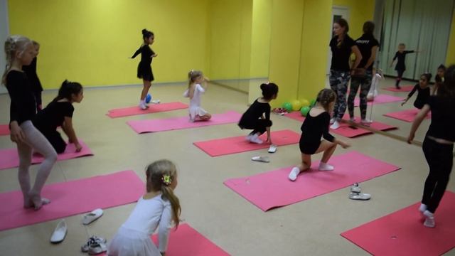 Художественная гимнастика во Фрунзенском районе СПб, группа 5,6,7 лет на Турку смотреть онлайн