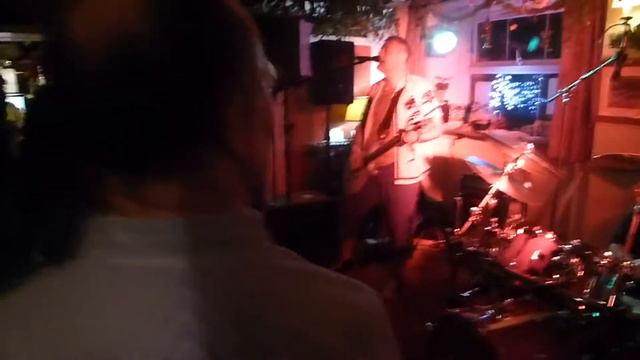 Mercedes, Sign of the Times live at the courthouse Bar смотреть онлайн