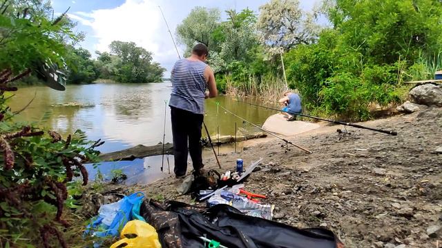 Рыбалка с батей на трубе! смотреть онлайн