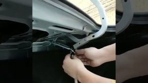 Подъёмная пружина для крышки багажника.