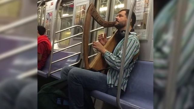 Очень странные люди в метро смотреть онлайн