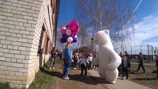 Златочке 8 лет. Понорамыч пришел поздравить ее в школе. смотреть онлайн