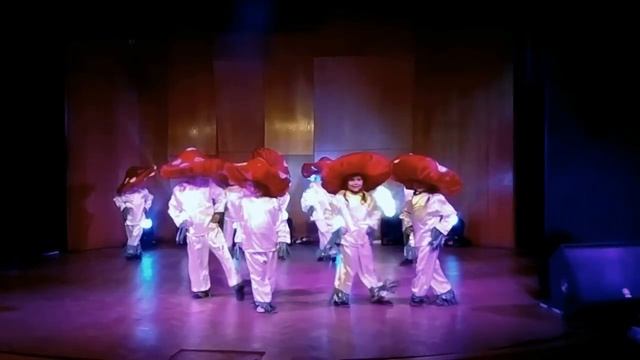 наши мухаморчики впервые на сцене. смотреть онлайн