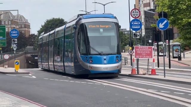 West Midlands Metro Tram 42 departing Five Ways for Edgbaston Village (New extension) смотреть онлайн