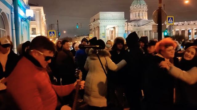 Жуки - "Батарейка" группа "Висконти" выступает на набережной канала Грибоедова в Санкт-Петербурге.. смотреть онлайн