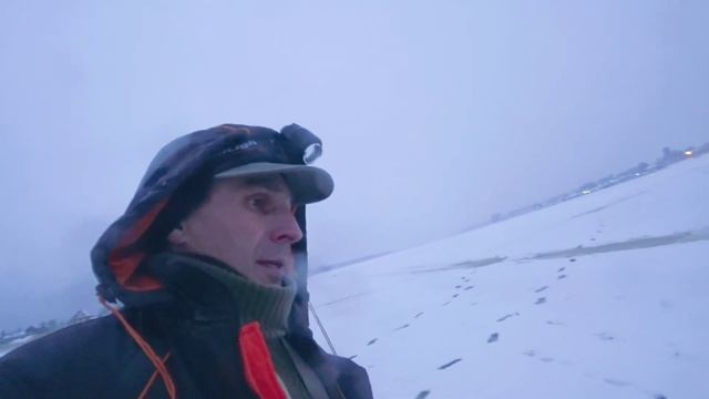 ЗИМНЯЯ РЫБАЛКА . СЛОМ ПОГОДЫ . ДВА ДНЯ НА РЕКЕ . смотреть онлайн