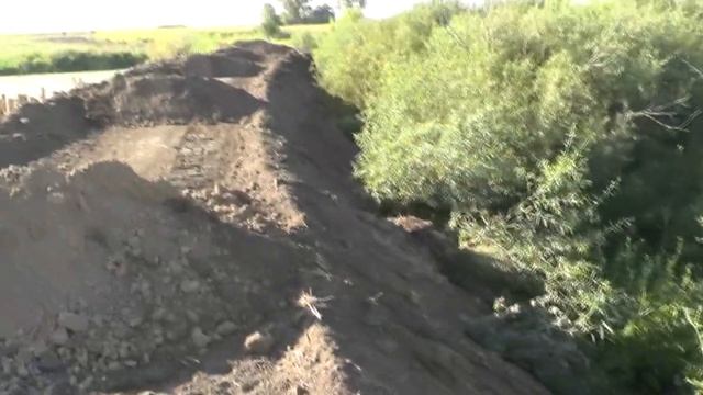 Готовим проход по дамбе для работы на сливе воды. 07. 08. 2019 смотреть онлайн