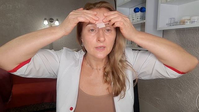 Клеим тейп на лоб. Морщина гордеца. Вертикальный залом на лбу. #косметолог #тейпированиелица смотреть онлайн
