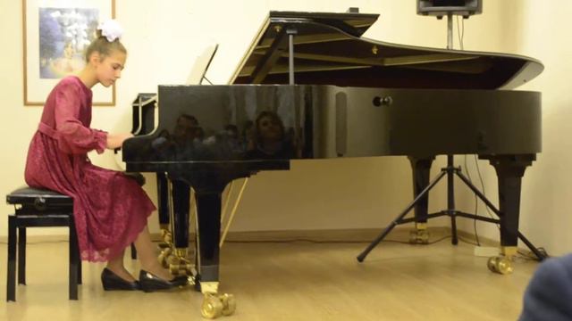 Ученица Младшего концертного хора ДШИ за роялем смотреть онлайн