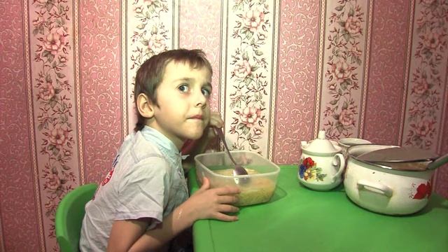 Никита сел кушать суп! Папа рекомендует ложку, но у сына свой вариант!?