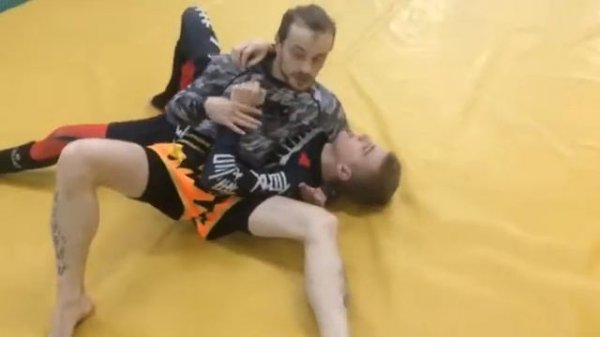 ММА в Харькове. Удушающий через руку и локоть из бокового удержания