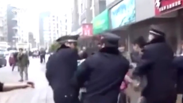 Уличный торговец в Китае поцеловал полицейского смотреть онлайн
