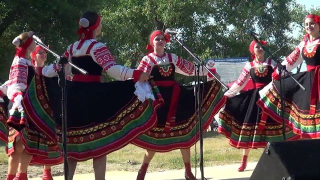 "Танцуют все!!! Вдруг как в сказке скрипнула дверь" - Народный ансамбль танца "Надежда" смотреть онлайн