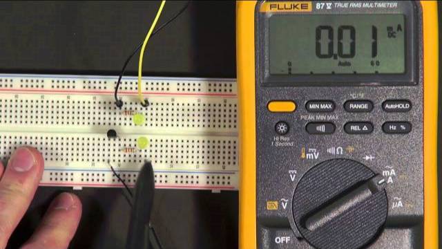 Using a transistor to solve our problem | Digital electronics (8 of 10) смотреть онлайн