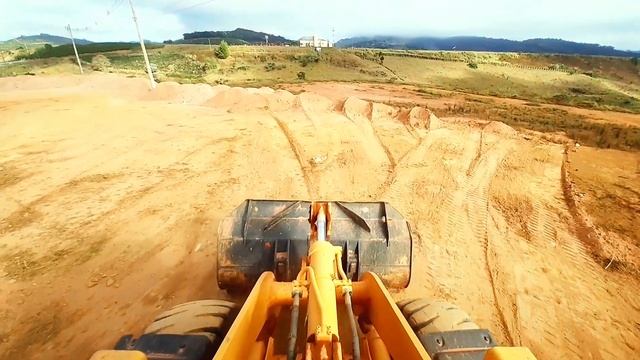 Veja a largura da estrada/ dando acabamento na estrada/ pa carregadeira Hyundai Hl740 9s смотреть онлайн