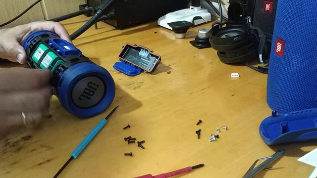 Как разобрать JBL charge 3 колонка замена динамика и батареи репит динамик смотреть онлайн