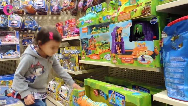 VLOG Гуляем по торговому центру, покупаем игрушки Shopping children's toys store ► София маленькая смотреть онлайн
