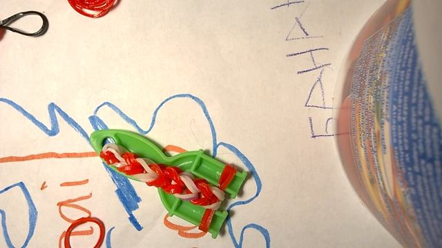плетение новогоднего леденца из резинок ,,rainbow loom" на рогатке смотреть онлайн