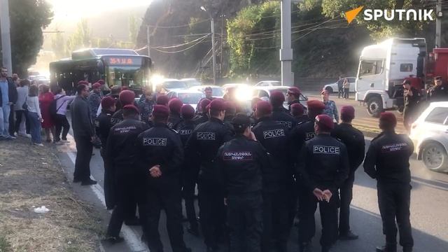 В Ереване стартовали децентрализованные акции неповиновения в защиту Нагорного Карабаха и с требован смотреть онлайн