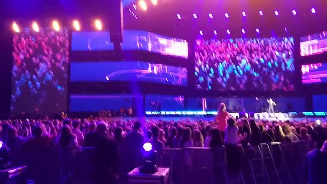 Весь зал поет вместе с Темниковой в Олимпийском смотреть онлайн