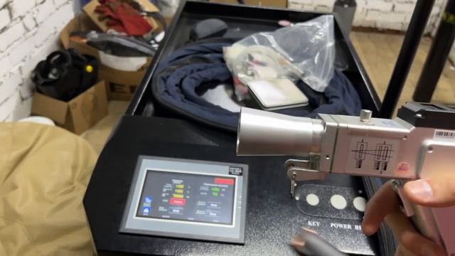 AKHQ-1000 3 в 1 лазерная очистка сварки резки машины в России/ 3 in 1 laser cleaner/welder/cutter смотреть онлайн