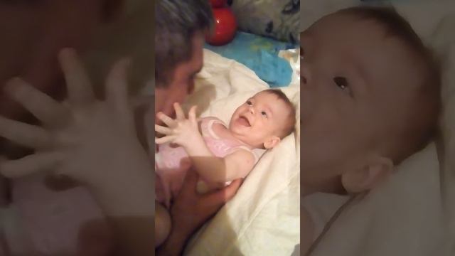 малыш задорно смеётся играя с папой. смотреть онлайн