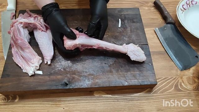 ИНДЮШИНАЯ ГОЛЕНЬ В КОРМЛЕНИИ СОБАК, РАЗДЕЛКА , КАК ДАВАТЬ КОСТЬ ОТ ГОЛЕНИ. смотреть онлайн