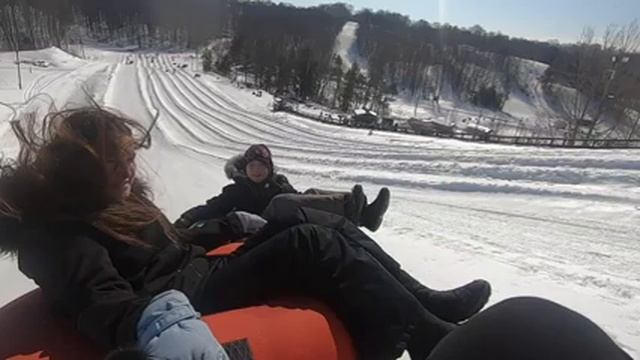ТЮБИНГ В КАНАДЕ. Зима в Канаде. Катание с горок на ватрушках. Семейный отдых в Канаде. смотреть онлайн