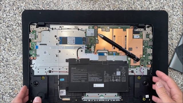 拆解後我嚇到了,主機板居然只占五分之一的空間,電池也占五分之一,其他都是空的,真是有商業頭腦的商業行為,把成本省到極致!Notebook Dismantling 筆電拆解,華碩筆記型電腦 E510K