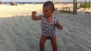 стильный танец малыша! Невероятно! такое в год