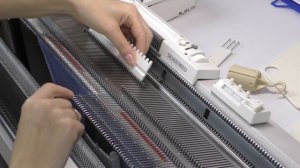 Джемпер со спущенным плечом на вязальной машине . Часть 2